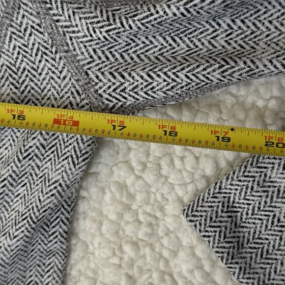 Old Navy Active Go Dry Women's Gray Zip-Up Jacket Size Medium Runs Large B&W - Picture 6 of 6